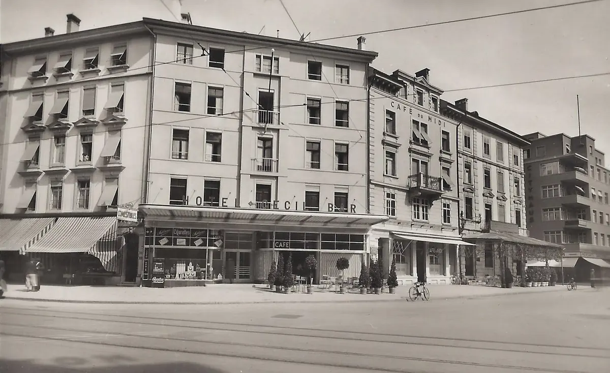 Historische Schwarzweissaufnahme der Fassade mit der Aufschrift «Hotel Cecil Bar»