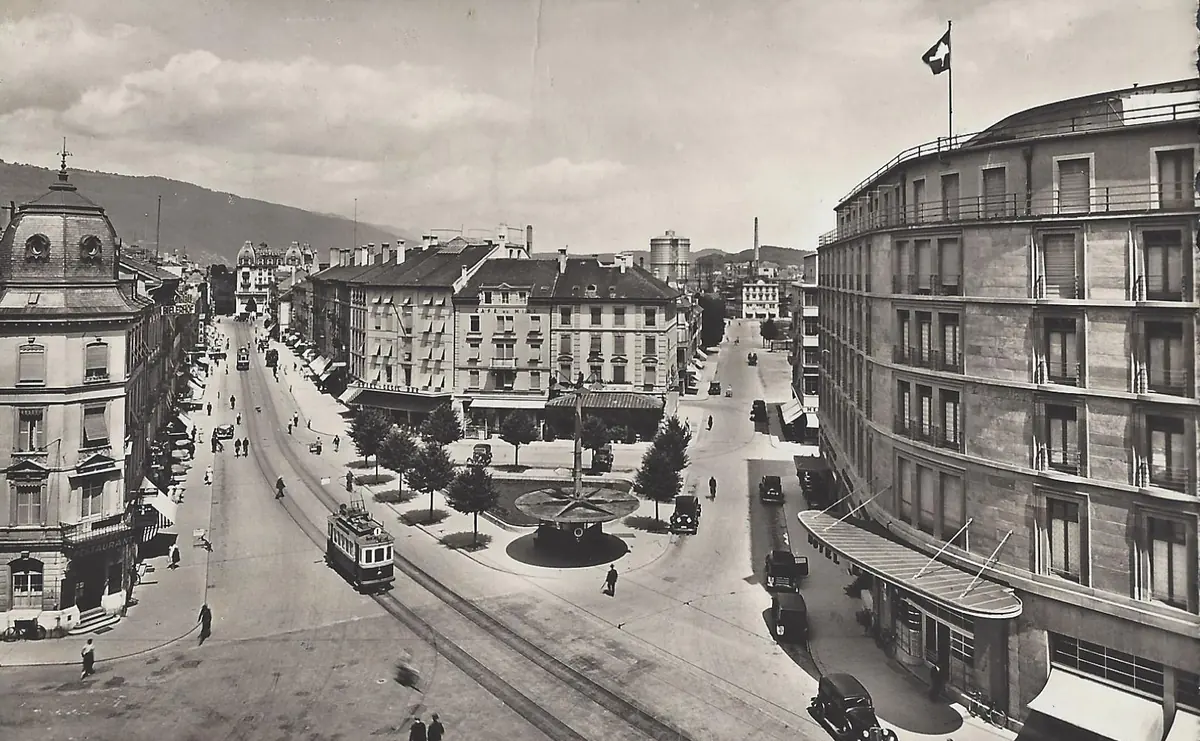 Historische Ansicht einer Bieler Strasse mit Tram und Platz