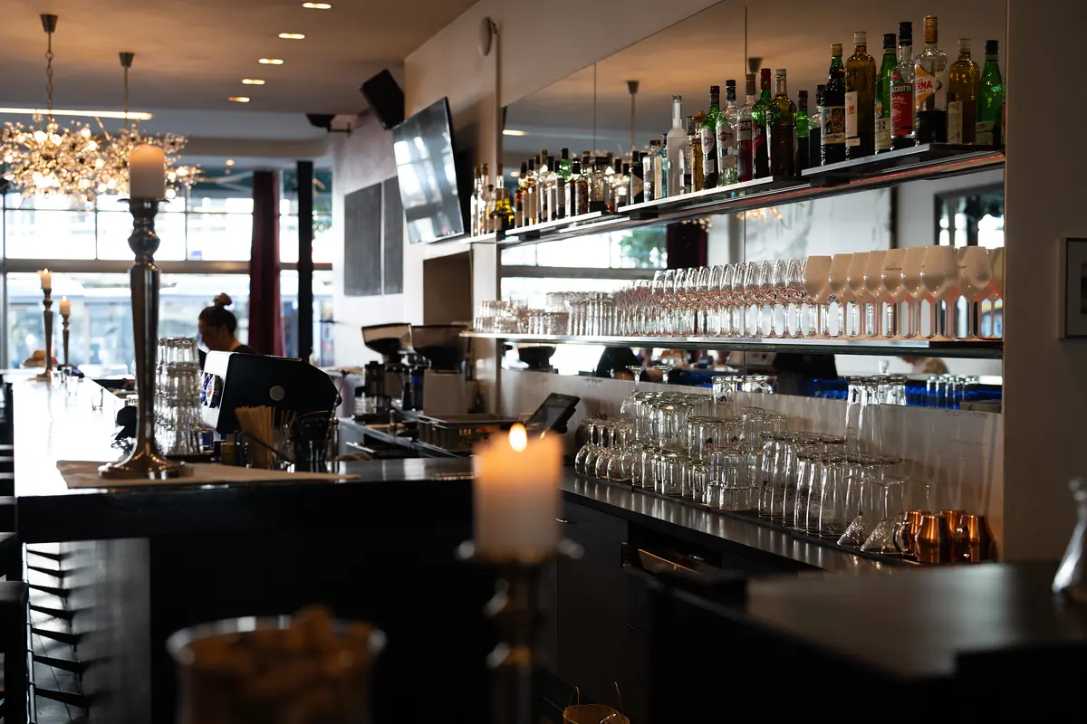 Die beleuchtete Bar am Abend mit Kerze