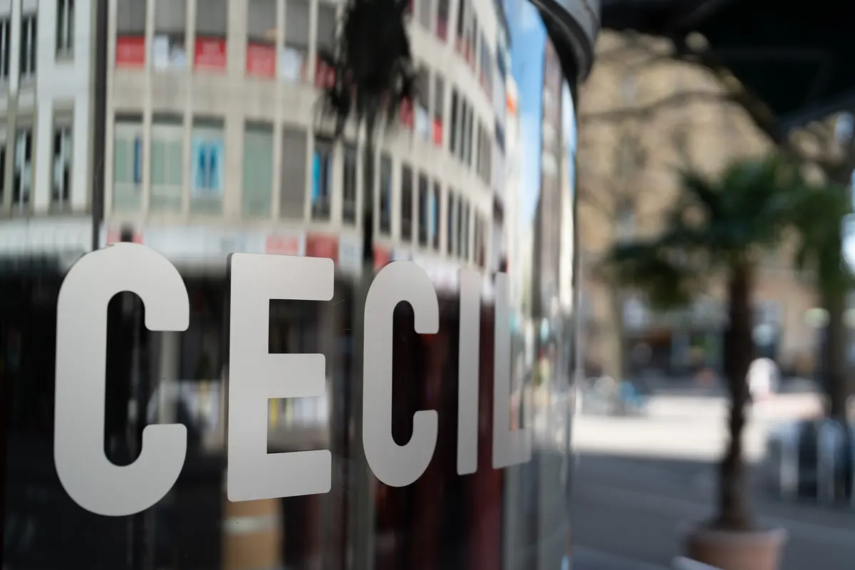 Schriftzug «Cecil» auf der Fensterscheibe, dahinter der Guisanplatz