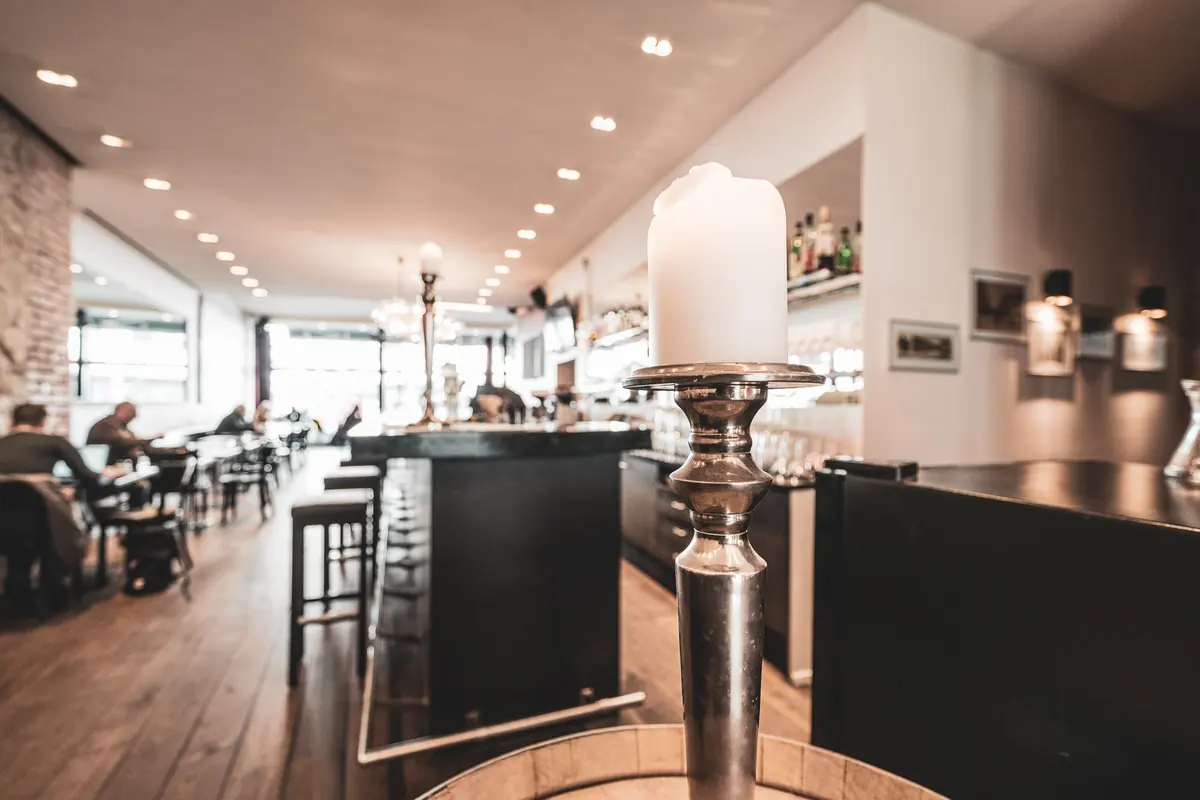 Blick in das Lokal mit Bar und Kronleuchtern